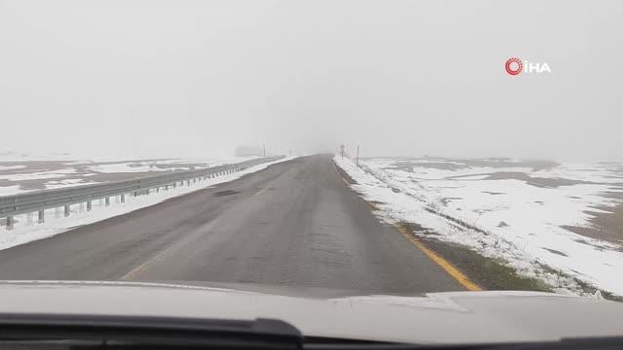 Sahara geçidinde ulaşıma kar ve tipi engeli