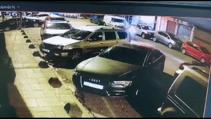 GÜNGÖREN'DE 4 ARACA ÇARPIP KAÇTI, O ANLAR KAMERADA