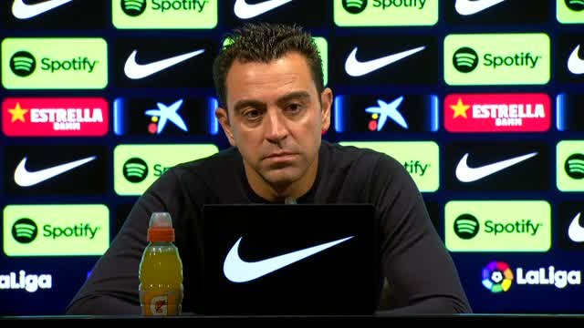 Xavi sale en defensa de Piqué tras los pitos del Camp Nou