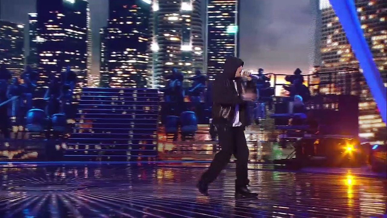 Eminem & Rihanna Perform “Love the Way You Lie - Not Afraid” at 2010 VMAs - MTV