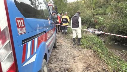 Dere yatağına devrilen otomobil sürücüsü öldü