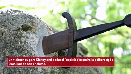 Disneyland : un homme parvient à extraire l’épée Excalibur de son enclume !
