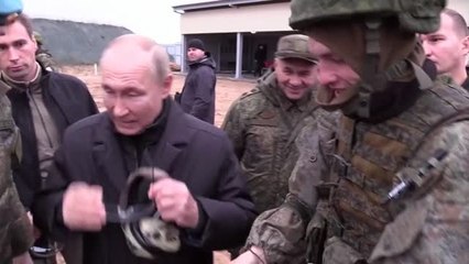 Putin dispara con un rifle en un campo de entrenamiento militar