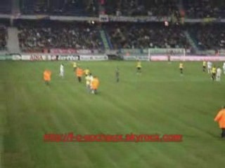 fcsm-nancy un jeune garcon va sur la pelouse