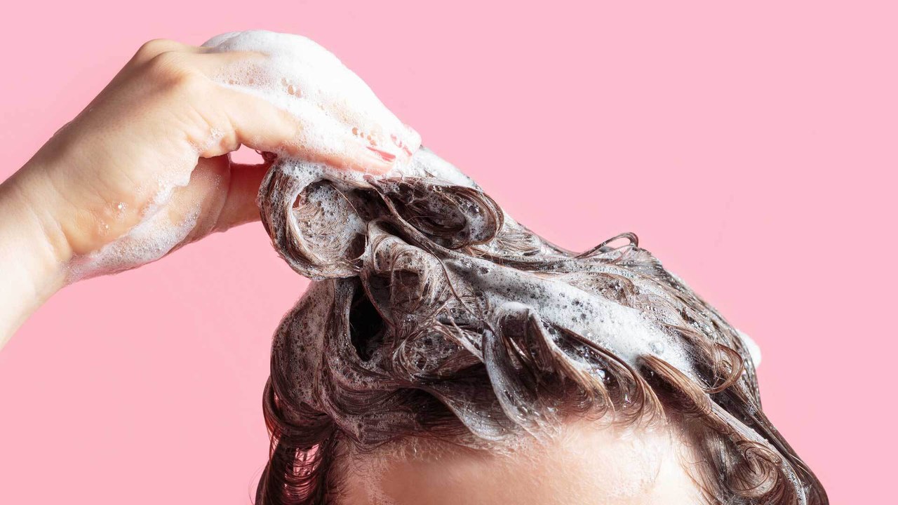 Detox fürs Haar: Lohnt sich ein Tiefenreinigungsshampoo?