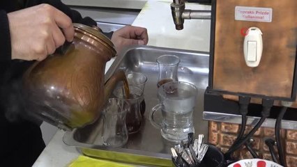 Bu da iki tekerli çaycı... Servisleri hızlı olsun diye bisikletle yapıyor