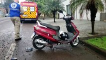 Mulher fica ferida ao sofrer queda de motocicleta no Centro