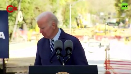 Açılış konuşması yapan Joe Biden, arkasını dönüp boşlukla sohbet etti
