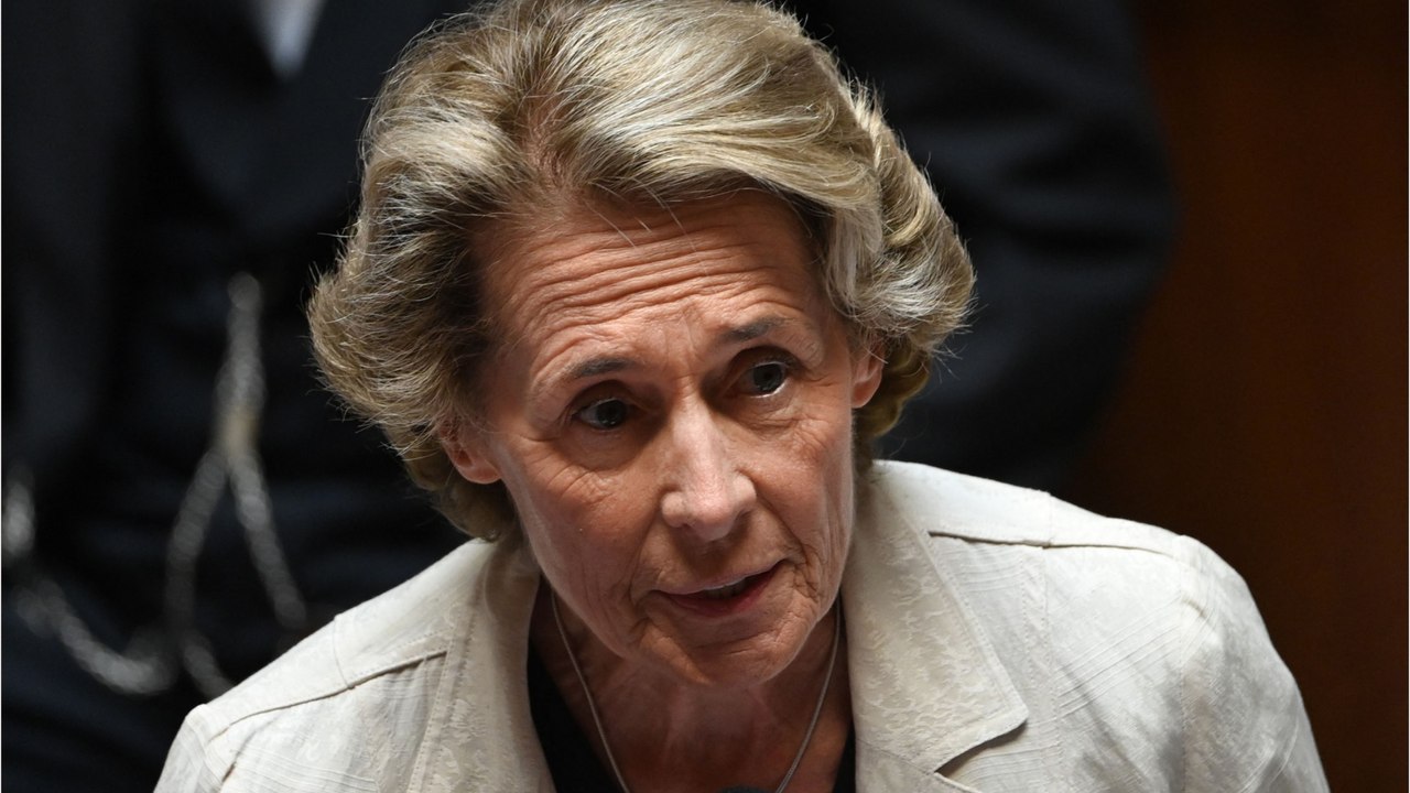 VOICI - Caroline Cayeux : l'avion dans lequel se trouvait la ministre fait une sortie de piste à Orly