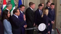 Consultazioni al Quirinale, Berlusconi dà un buffetto a Enrico Lucci dopo le dichiarazioni di Meloni