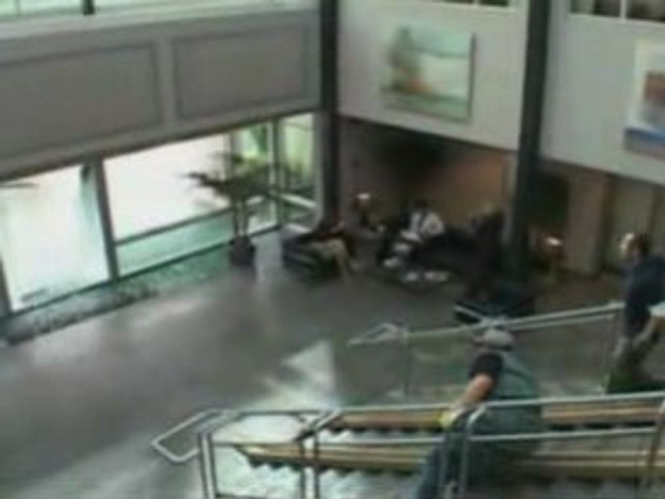 Youseries.net -- humour video gag Cable Roll on Stairs