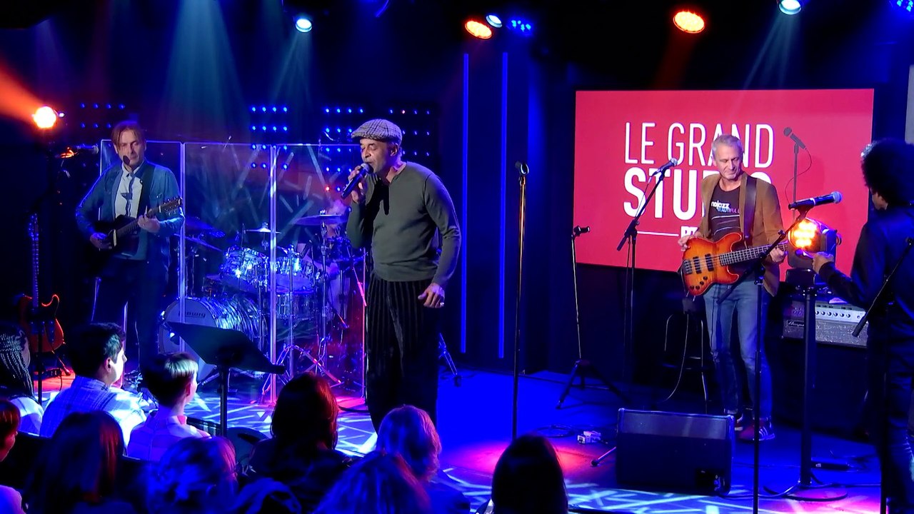 Yannick NOAH interprète " Traces " dans le Grand Studio RTL