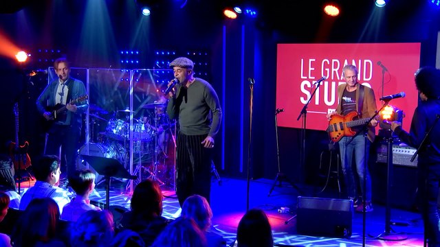 Yannick NOAH interprète Traces dans le Grand Studio RTL