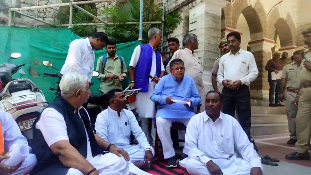 रोषजदा पांचों भाजपा विधायक बैठे कलक्ट्रेट में धरने पर