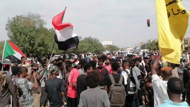 التظاهرات تستمر في السودان قبل أيام من الذكرى الأولى للانقلاب
