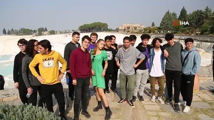 Gençler kentin dört bir yanını doyasıya geziyor