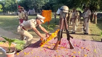 पुलिस शहीद दिवस पर दी श्रद्धांजलि: पुष्पचक्र अर्पित कर रखा मौन