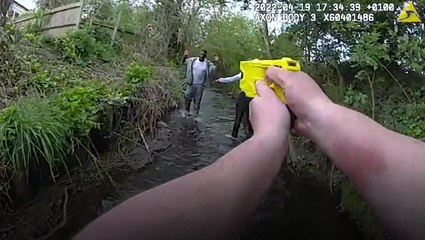 Moment off-duty police officer jumps into river to catch armed criminal