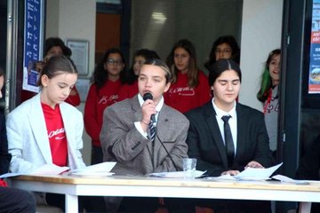 Öğrencilerden "Cumhuriyet'in İlanı" gösterisi