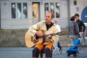Devenu une figure à Rennes, Rodrigue chante dans la rue depuis près de 30 ans