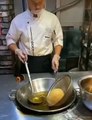 Ce chef japonais transforme une boule de riz en ballon géant... juste génial