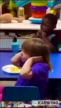 4 assistantes maternelles terrifient des enfants avec des masques de Scream