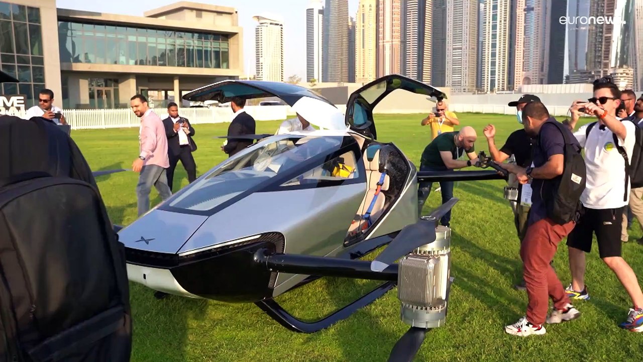 Fliegendes Fahrzeug von XPeng am Himmel von Dubai