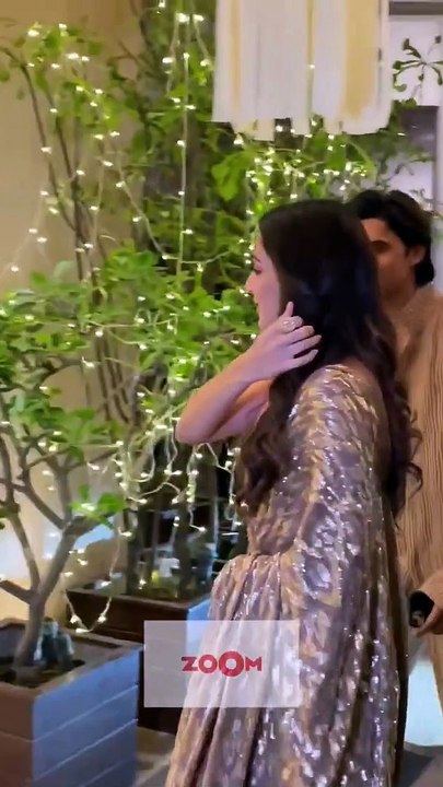 Kiara Advani SPARKLES in a golden saree at Manish Malhotra's Diwali bash âमनीष मल्होत्रा ​​की दिवाली पार्टी में \ Kiara आडवाणी ने गोल्डन साड़ी में चमचमाते ¨\ كيارا أدفاني سباركليس ترتدي فستانًا ذهبيًا في ديوالي باش مانيش مالهوترا â â ¥ # ش