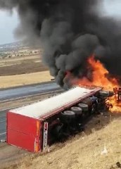 DEVRİLEN TIR'IN KUPA KISMI ALEV ALDI; O ANLAR KAMERADA