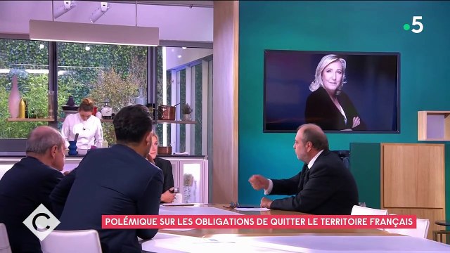 GALA VIDÉO - “Nous, on est trop cons ?” : Éric Dupond-Moretti s’agace contre Marine Le Pen