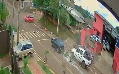 Câmera de segurança registra grave acidente no PR; assista