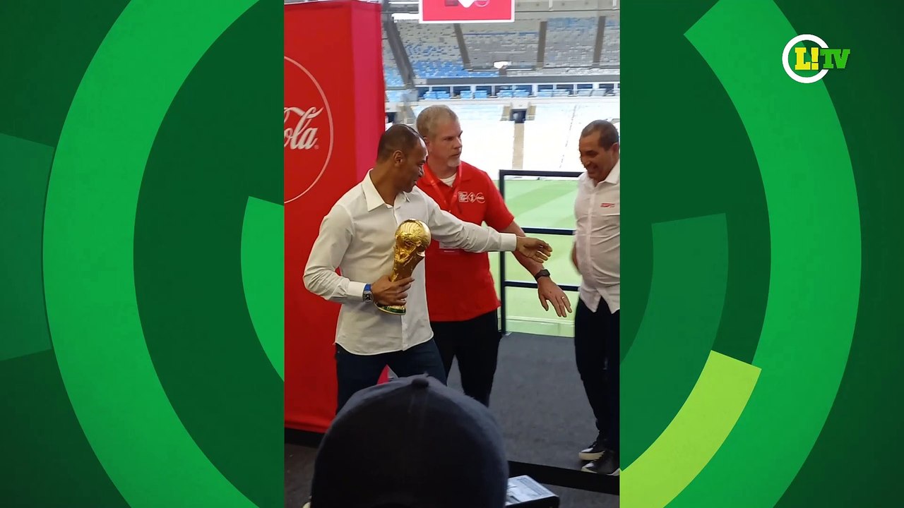 Cafu levantando a Taça da Copa !