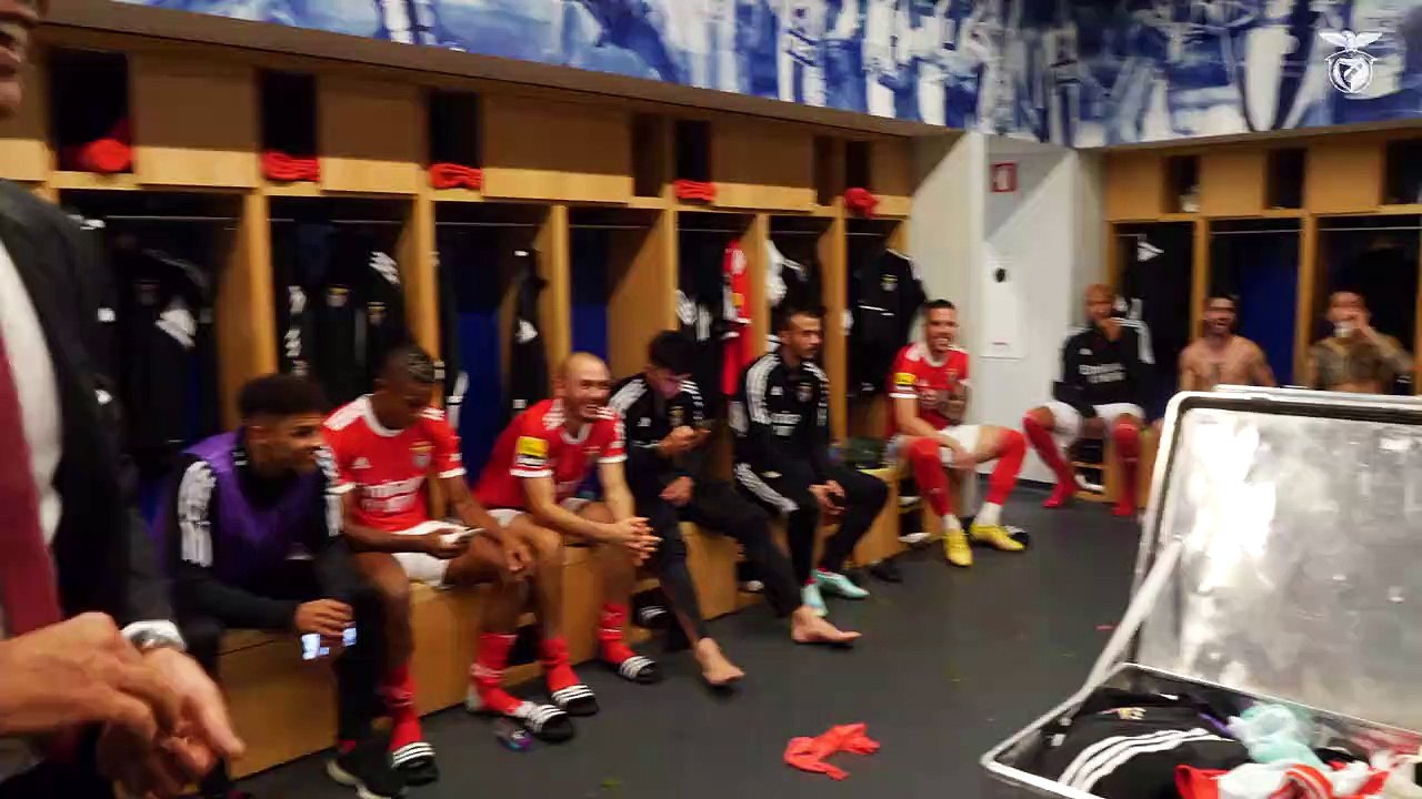 RUI COSTA CANTA O HINO
