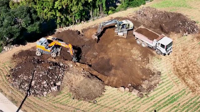 불법 매립 의혹 양돈장 파보니...폐기물 산더미 / YTN