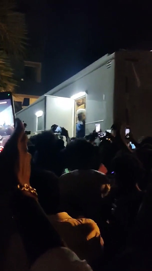 கேரவனில் இருந்து எட்டிப் பார்த்து கை அசைத்த அஜித்; உற்சாகத்தில் துள்ளிக் குதித்த ரசிகர்கள் !