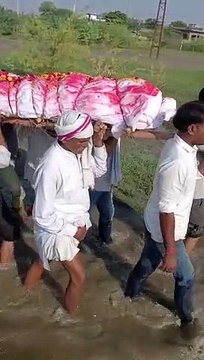 कंधों पर अर्थी, राह में कीचड़-पानी, शवयात्रा ले जाने में होती परेशानी