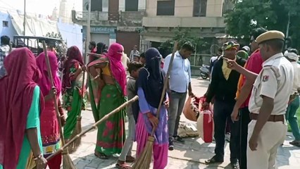 शहर में सफाई कर कचरा राज्यमंत्री के घर डालने की कोशिश, तीन हिरासत में