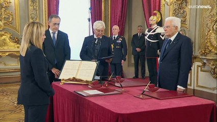 Скачать видео: Giorgia Meloni e i ministri hanno giurato al Quirinale