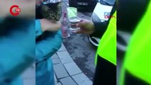 Kedi, peşindeki köpeklerden polis aracına girerek kurtuldu
