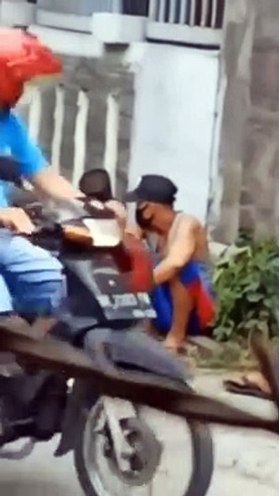 Kakek pedagang asongan di palak 2 preman