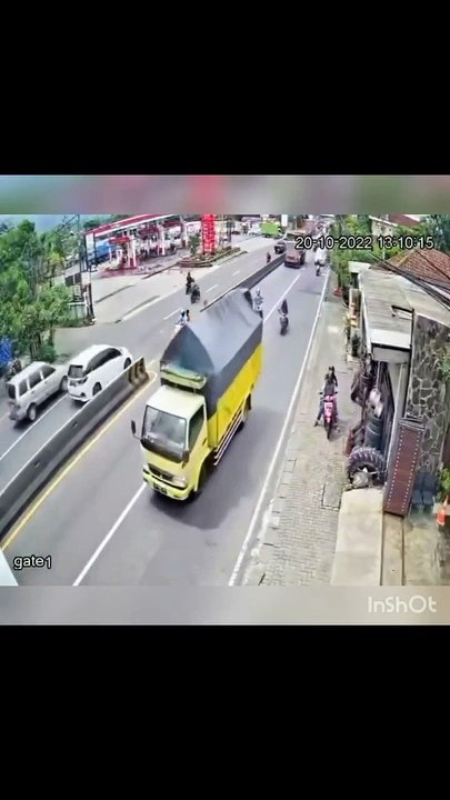 Detik detik kecelakaan mobil dengan truk fuso di ungaran
