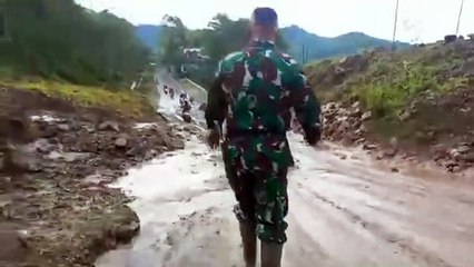 Babinsa Koramil 1123/Cisewu Monitoring Jalan Provinsi Pada Longsoran Lumpur di Desa Sukamulya Talegong Garut
