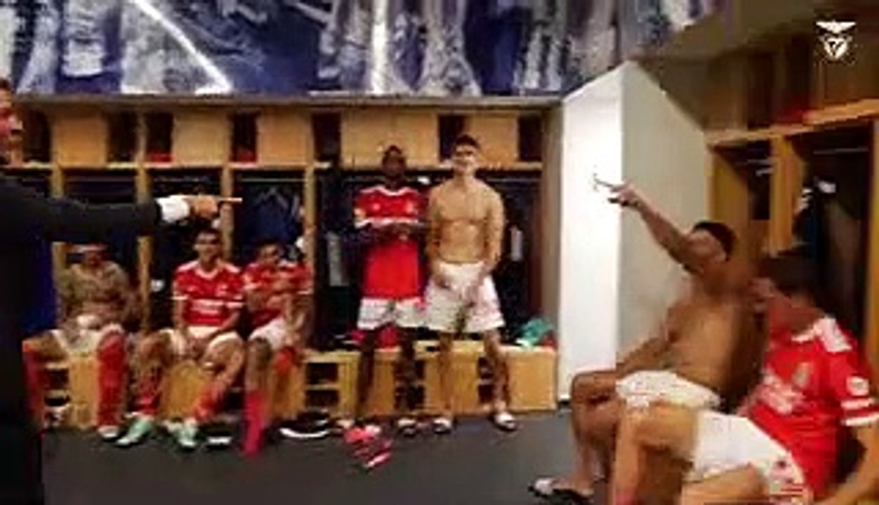 Rui Costa eufórico cantou hino do Benfica