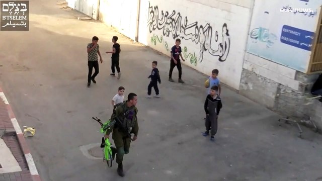 شاهد: جندي إسرائيلي يصادر دراجة طفل فلسطيني بمدينة الخليل ويلقي بها في القمامة