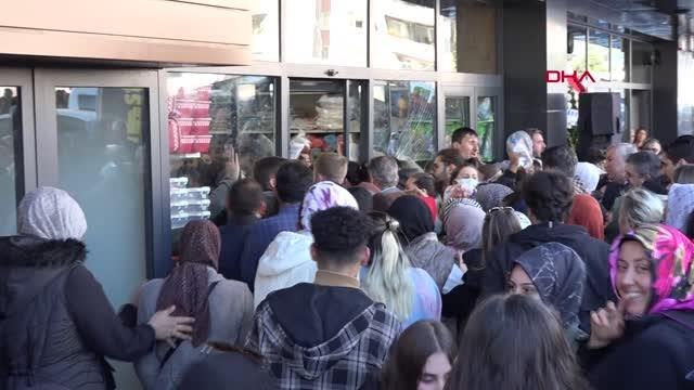 BURSA'DA, MAĞAZA AÇILIŞINDA İZDİHAM; CAMLAR KIRILDI, POLİS MÜDAHALE ETTİ