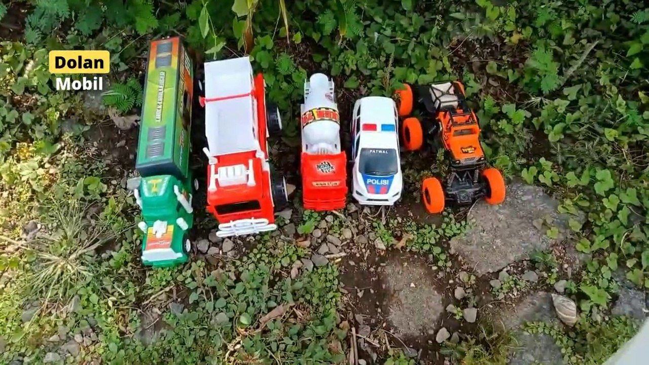 SeruMencari mainan di kebun ada truk pasir, excavator, truk sampah, mobil beko, mobil polisi