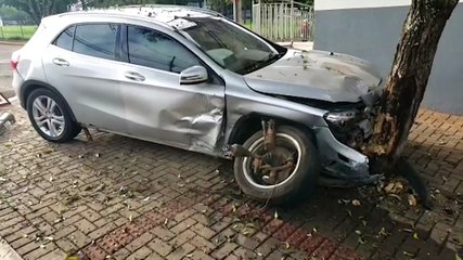 Mercedes GLA 2000 é abandonada acidentada na região central
