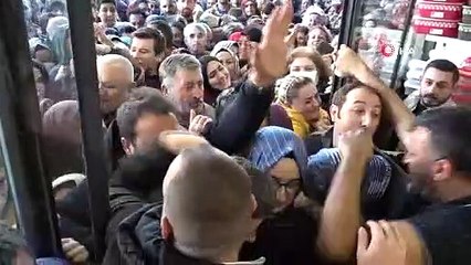 Bursa’da alışveriş çılgınlığı...Birbirlerini ezdiler