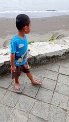 Menikmati suasana pagi hari di pinggir laut