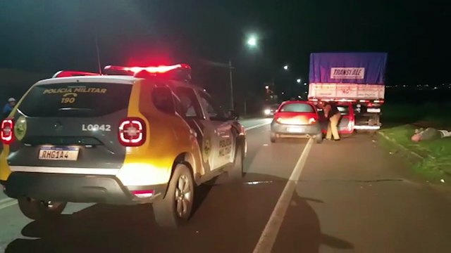 Ford Ka colide em carreta estacionada e deixa três feridos, no Clarito